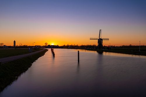 Hollandse windmolen bij zonsondergang