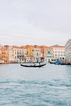 Gondel in kleurrijk Venetië
