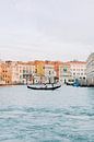 Gondel in kleurrijk Venetië van Milou van Ham thumbnail