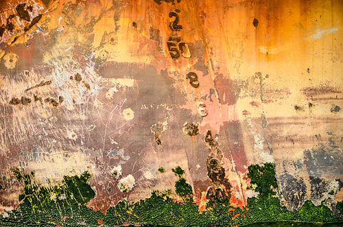 Red-brown hull with algae and draught mark