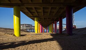 Scheveningen - de Pier vanaf de onderkant... van Bert v.d. Kraats Fotografie