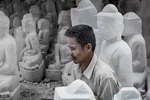 Bildhauer bei der Arbeit zwischen an der Marmorstraße Buddha-Statuen in Mandalay sitzen. Trägt keine