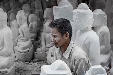 Sculptor at work between sitting Buddha statues in Mandalay at the Marble Road. Bears no dust cover. by Wout Kok