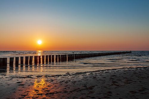 Zonsondergang aan de kust van de Oostzee