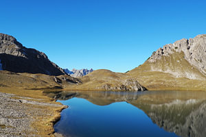 Kraft Tirols, wo alpine Weiten, Felsformationen und sanfte Bergwiesen eine kraftvolle, harmonische Landschaft formen.