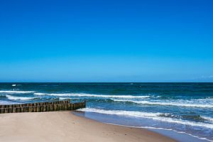 Buhne aan de kust van de Oostzee bij Kühlungsborn van Rico Ködder