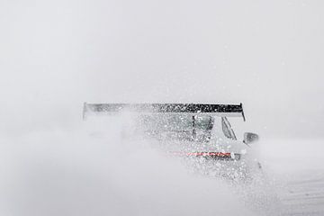Driftende Porsche 992 GT3 RS in Lapland van Bas Fransen