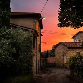 Coucher de soleil dans un village toscan sur Leonard Walpot