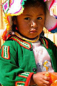 Fille sur les îles Uros, Pérou