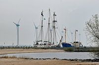Oud en nieuw in de haven van Urk