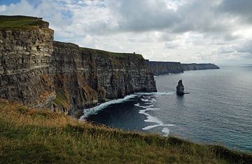 The Cliffs of Moher are the most famous cliffs in Ireland. by Babetts Bildergalerie