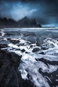 Paysage d'Islande sur l'océan Atlantique dans une lumière et un temps orageux. sur Voss Fine Art Fotografie