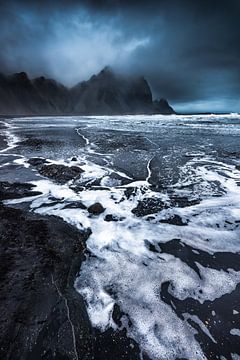 Landschap op IJsland aan de Atlantische Oceaan in stormachtig licht en weer. van Voss Fine Art Fotografie