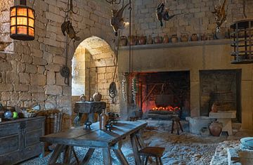 de oude keuken in kasteel beynac met oude potten en pannen en hout van ChrisWillemsen