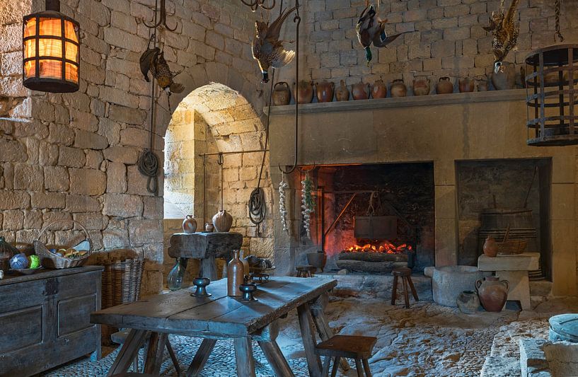 de oude keuken in kasteel beynac met oude potten en pannen en hout van ChrisWillemsen