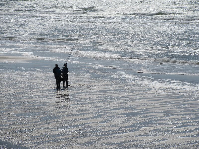 Vissers en de zee is zilver in tegenlicht - Angeln meer ist Silber bei Gegenlicht - Fishing and the  by Ineke Duijzer
