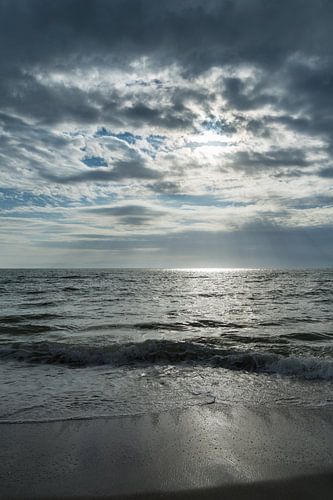 Verenigde Staten, Florida, Dramatische lucht en wolkenformaties op een strand bij tampa met reflecties op het water