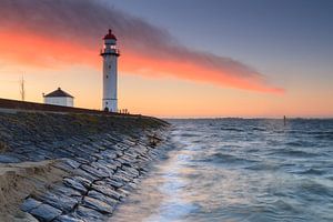 De vuurtoren van Hellevoetsluis bij zonsopkomst van Marcel Tuit