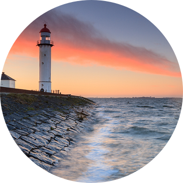De vuurtoren van Hellevoetsluis bij zonsopkomst van Marcel Tuit