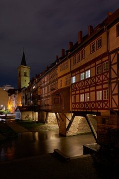Krämerbrücke in Erfurt bij nacht van Heiko Kueverling
