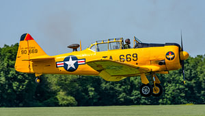 Eine North American T-6G Texan bei der Landung.
