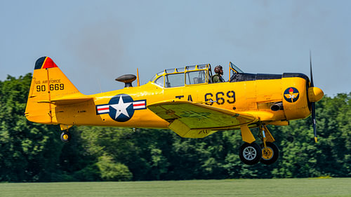 Landende North American AT-6G Texan.
