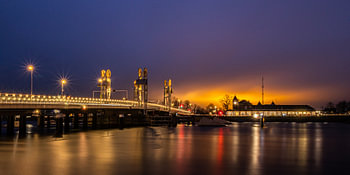 Le pont de la ville de Kampen sur la rivière IJssel sous un coucher de soleil coloré