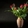 Nature morte aux tulipes rouges sur Hanneke Luit