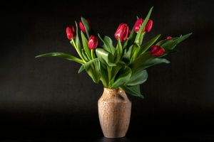 Stilleben mit roten Tulpen