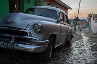 Klassieke Chevrolet in Trinidad - Cuba  van Bart Muller thumbnail