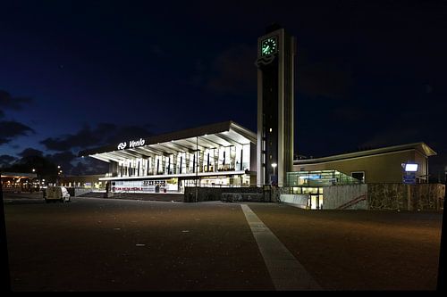 La porte de la ville : la gare de Venlo la nuit
