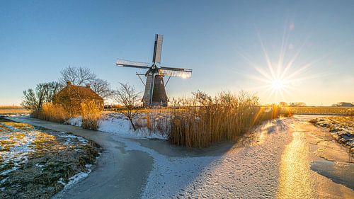 Winterlandschap bij Meerswal molen, Lollum, Friesland.