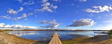 Panorama aan het meer met weerspiegeling in het kalme water van MPfoto71