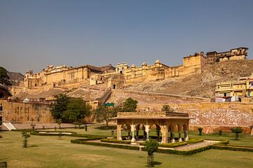 Amber Fort bij Jaipur in India van Roland Brack