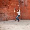Jongen die cricket speelt in Varanasi India. Wout Kok One2expose van Wout Kok