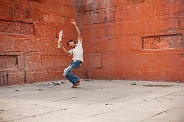 Jongen die cricket speelt in Varanasi India. Wout Kok One2expose