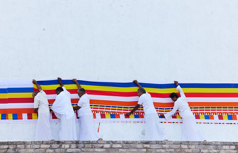 Le drapeau bouddhiste autour du dôme. par Dilani Butink