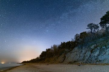 Klarer Nachthimmel am felsigen Strand von Yevgen Belich
