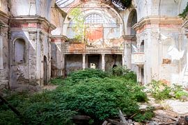 Église abandonnée en décomposition. sur Roman Robroek - Photos de bâtiments abandonnés