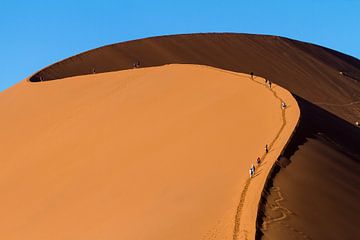 Zandduin in Namibië van Marcel Westhoff