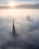 Opkomende zon boven de torens van Gent omhuld in mist (4)