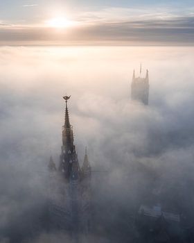 Aufgehende Sonne über den nebelumhüllten Türmen von Gent (4)