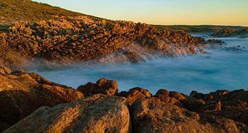 Neblige Küstenlinie