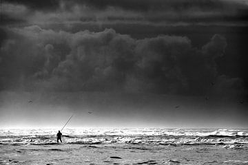 Pêcheur dans le ressac de la mer du Nord sur Ans Houben