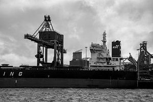 Schiffe im Hafen beim Entladen unter dem Kran.