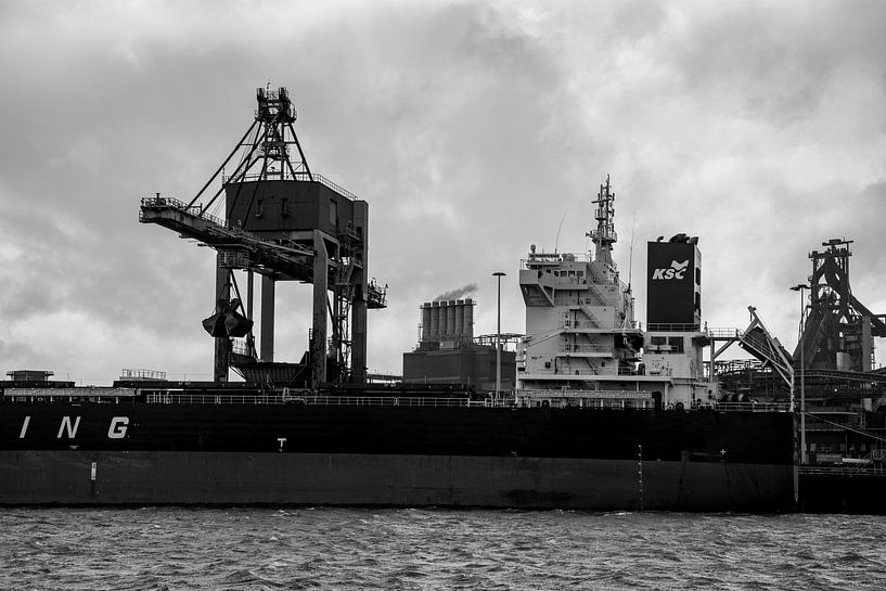 Schepen aan de haven aan het lossen onder de hijskraan. van scheepskijkerhavenfotografie