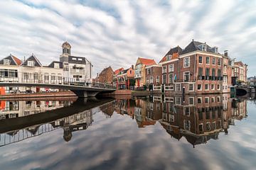 Prachtig uitzicht op de stad Leiden met een mooie wolkendek erboven van Jolanda Aalbers