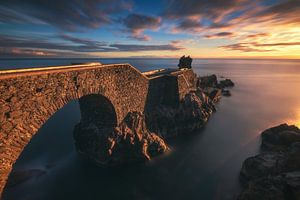 Madeira Ponta do Sol-brug in de zonsondergang bij zonsondergang van Jean Claude Castor