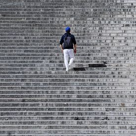 Abstraktes Foto eines Mannes, der in Paris die Treppe hinaufgeht von Yordy Baglieto