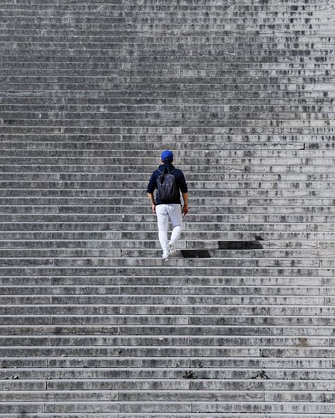 Abstraktes Foto eines Mannes, der in Paris die Treppe hinaufgeht von Yordy Baglieto